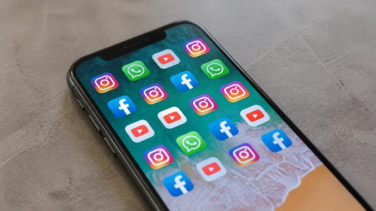 Celular com vários ícones iguais na tela inicial indicando aplicativos duplicados