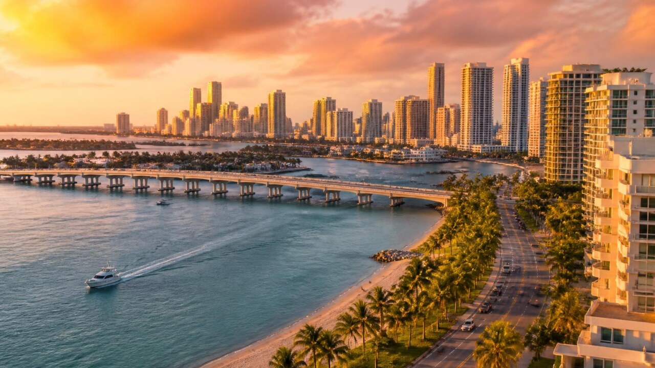 Vista costeira de uma cidade inspirada em Miami ao entardecer, com horizonte urbano e praias