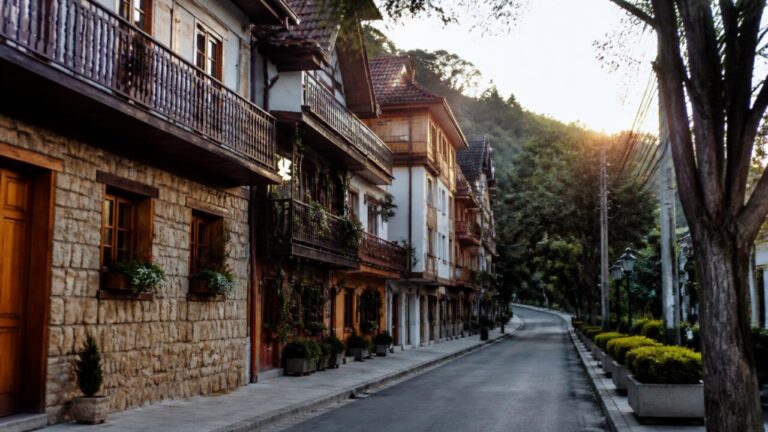 Rua histórica com edifícios típicos que mostram a relação entre arquitetura e identidade regional